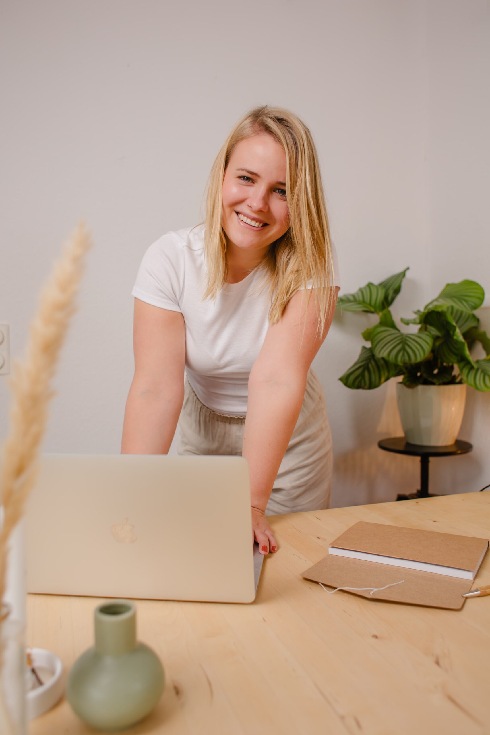 Julia vor dem Laptop